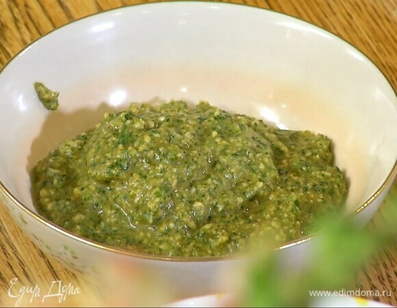 Приготовить соус: чеснок почистить, раздавить плоской стороной ножа и, удалив горькую сердцевину, выложить в чашу блендера, добавить крупно порезанный зеленый лук, кинзу, петрушку, мяту, арахис и крупно порезанный чили без семян, всыпать сахар, влить оставшееся оливковое масло, соевый соус, Nam Pla и все измельчить.