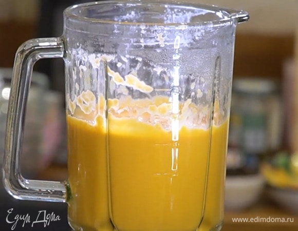 Готовый суп взбить в блендере в гладкое пюре, разлить по тарелкам и добавить в каждую немного соуса.