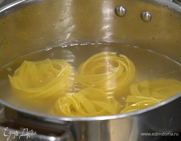 Феттучине отваривать в подсоленной воде на 1 минуту меньше, чем указано на упаковке.