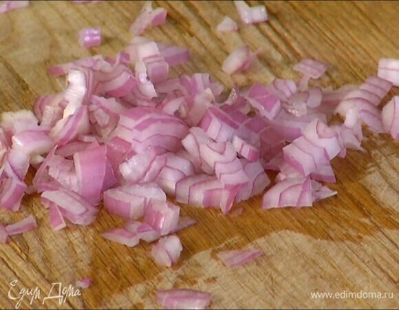 Шалот и чеснок почистить и мелко порубить.