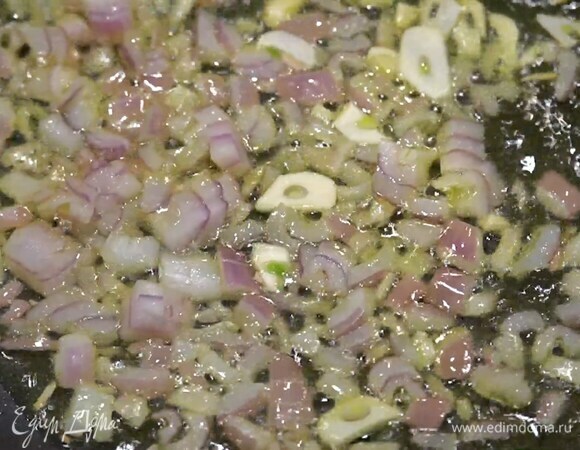 Разогреть в глубокой сковороде оливковое масло и обжарить лук и чеснок, затем добавить пассату и перемешать.