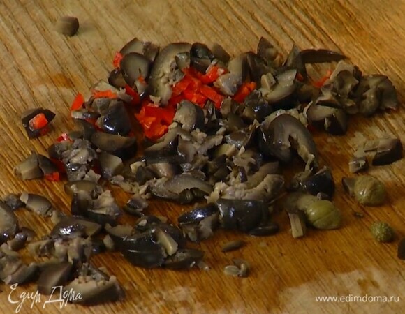 Перец чили и оливки мелко порезать и выложить к луку с чесноком.