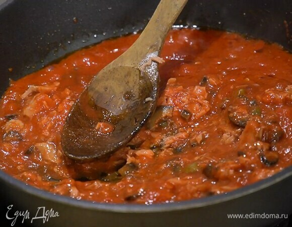 Добавить каперсы и тунца, все перемешать.