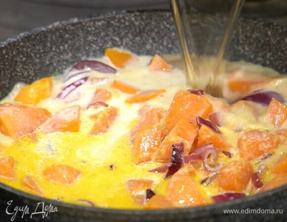 Феттучине переложить из кастрюли в сковороду с томатным соусом, влить немного воды, в которой варились макароны, и прогревать все полторы-две минуты.