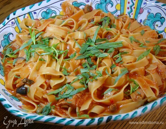 Тархун мелко порубить и посыпать готовую пасту.