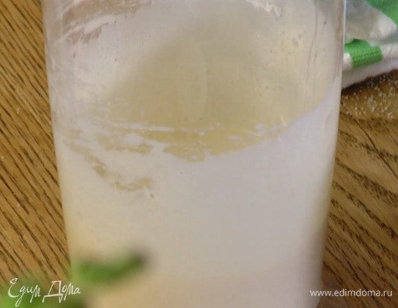 Яйцо и сахар взбить блендером с насадкой-венчиком в пышную массу.