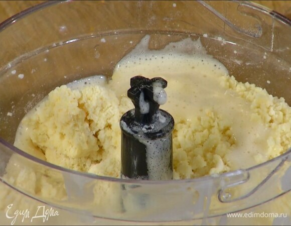 Перемешать 150 г муки с цедрой, разрыхлителем, солью и всыпать в чашу блендера, добавить предварительно размягченное сливочное масло и измельчить все в крошку, затем влить яично-сахарную массу, ванильный экстракт и взбить еще немного.