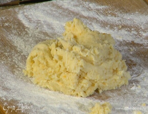 Рабочую поверхность присыпать оставшейся мукой, выложить тесто, сказать из него небольшие шарики и выложить их на противень, выстеленный бумагой для выпечки.