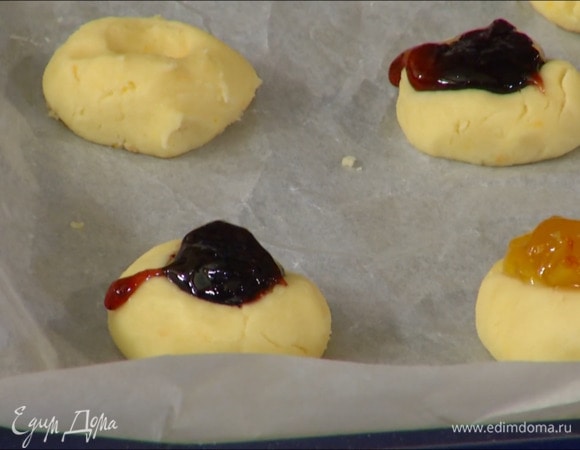 В каждом шарике сделать небольшое углубление и выложить в него немного джема.