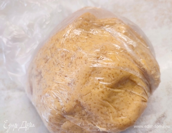 К масляной массе добавить все сухие ингредиенты, перемешать. Завернуть тесто в пленку и положить в холодильник на 30 минут.