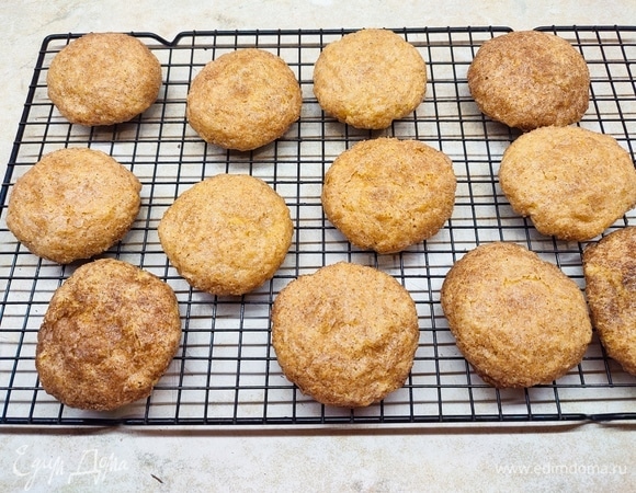 Выложить шарики на противень, немного приплюснуть. Выпекать 7 минут при температуре 180°C. Готовым печеньям дать полностью остыть на решетке.