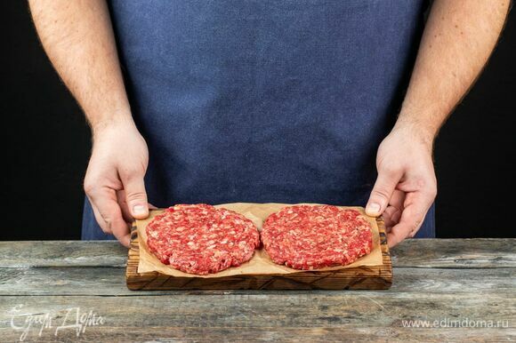 В говяжий фарш добавьте щепотку соли и перца. Сформируйте котлеты для бургеров весом 130–150 г. Уберите их в холодильник на 20 минут.