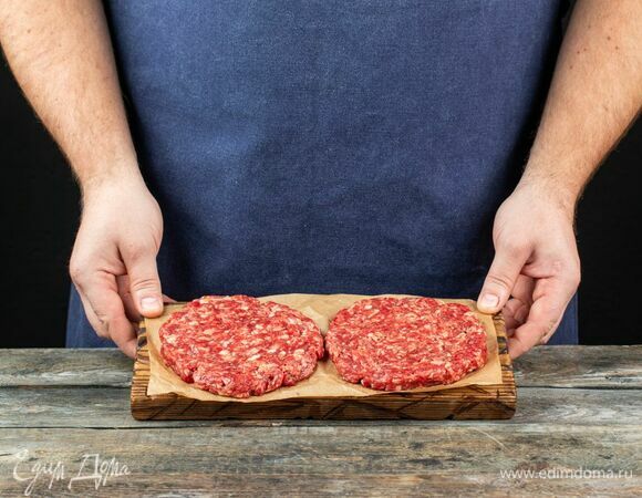 В говяжий фарш добавьте щепотку соли и перца. Сформируйте котлеты для бургеров весом 130–150 г. Уберите их в холодильник на 20 минут.