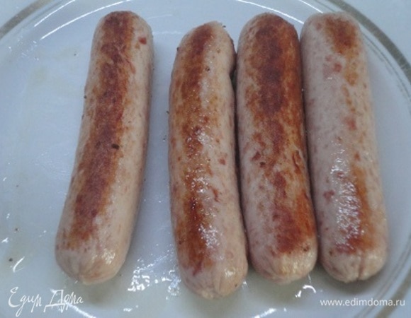 Cосиски обжарьте в масле со всех сторон до румяной корочки.