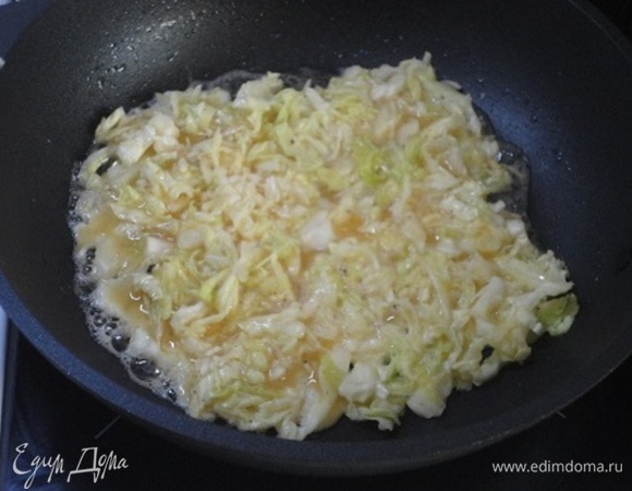 Взбейте яйца с солью и перцем. Капусту отожмите, смешайте с крахмалом, а затем с яичной массой. Разделите капусту с яйцами на 4 равные части. Сковороду смажьте маслом, выложите одну часть капусты с яйцами. Поджарьте до румяной корочки с одной стороны.