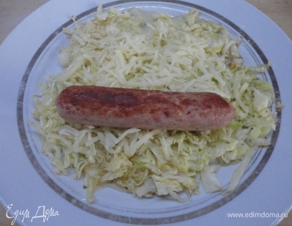 Выкладываем «блинчик» на тарелку, посыпаем 1/4 частью натертого сыра, выкладываем 1 сосиску и аккуратно заворачиваем ее в этот «блинчик».