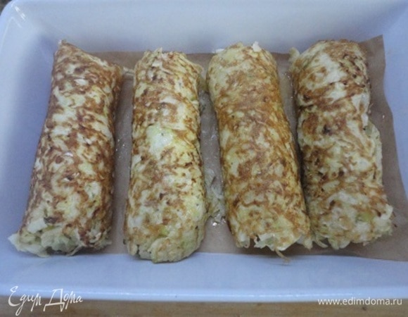 Таким же образом подготовьте остальные 3 сосиски, переложите их в форму для запекания и поставьте в духовку на 10–15 мин.