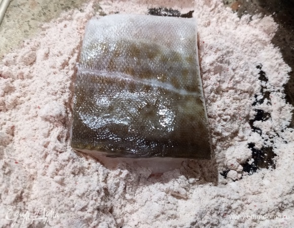 Рыбу обвалять в муке.