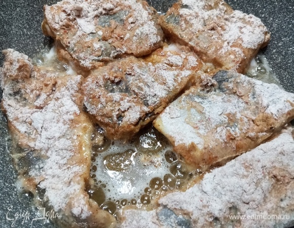 Выложить рыбу в разогретую с растительным маслом сковороду.