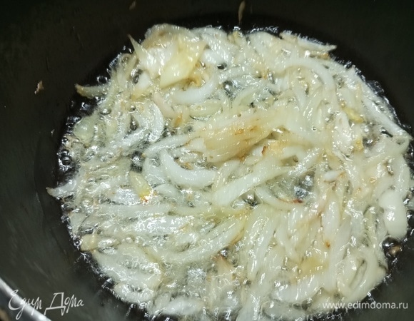 На растительном масле обжарить лук до карамельного цвета.