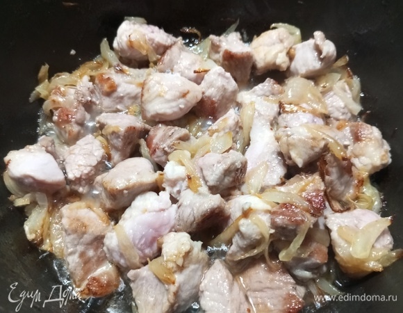 Жарить, не перемешивая, до золотистого цвета.