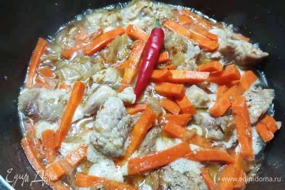 Влить кипяток до уровня мяса и моркови. Положить острый перец и соль. Тушить зирвак 5–7 минут.