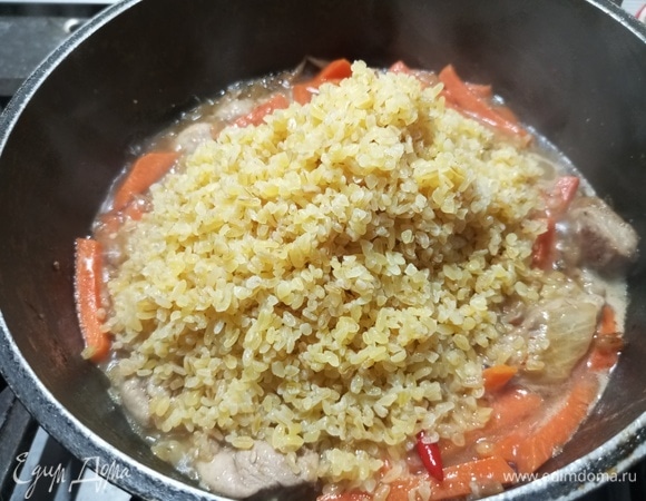 Булгур промыть, засыпать в казан.