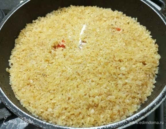 Выключить огонь и оставить плов настаиваться еще на 15 минут.