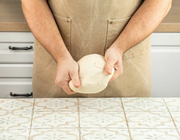 Замесите тесто. Оно должно быть похоже на пельменное, накройте полотенцем и дайте тесту отдохнуть.