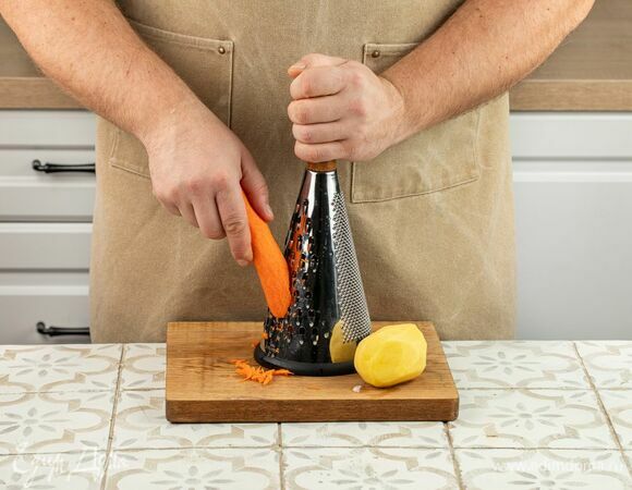 Натрите на терке картофель и морковь.