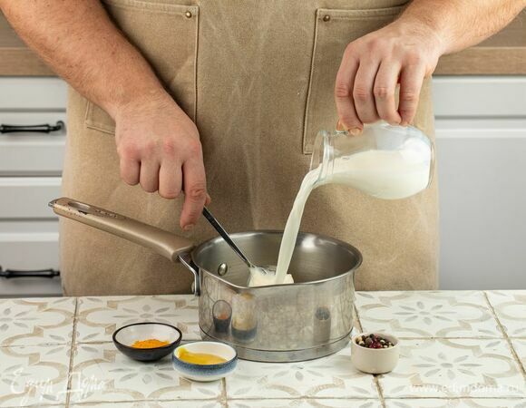 Влейте сливки, всыпьте куркуму, перец, добавьте горчицу и перемешайте. Дайте соусу покипеть 2 минуты.