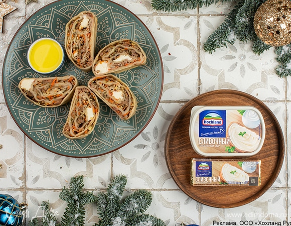 Смажьте готовую ораму растопленным сливочным маслом, нарежьте на порционные кусочки и подавайте с сырным соусом. Приятного аппетита!