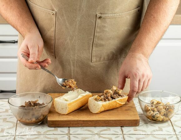 Выложите в «лодочки» обжаренные грибы и мясо.