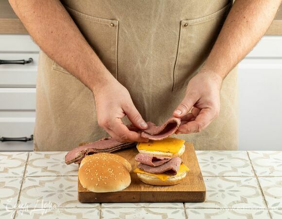 На булочку, которая будет служить основой для бургера, выложите тонко нарезанную пастрами. Можно взять говяжью или пастрами из индейки.