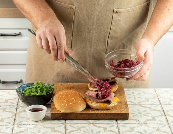 Положите на пастрами немного лукового мармелада, 1 ч. л. джема, руколу.