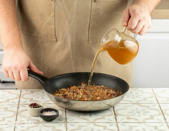 Влейте бульон, добавьте соль, перец и тушите 15 минут.