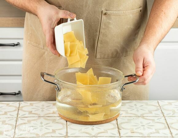 Отварите лапшу для бешбармака.