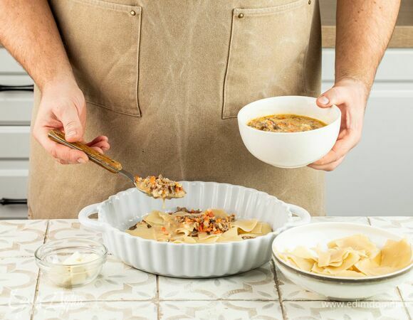 Положите в форму для запекания лапшу и начинку. Вы можете распределить ингредиенты слоями или смешать произвольно.