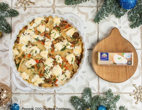 Слегка остудите запеканку и посыпьте ее зеленью.