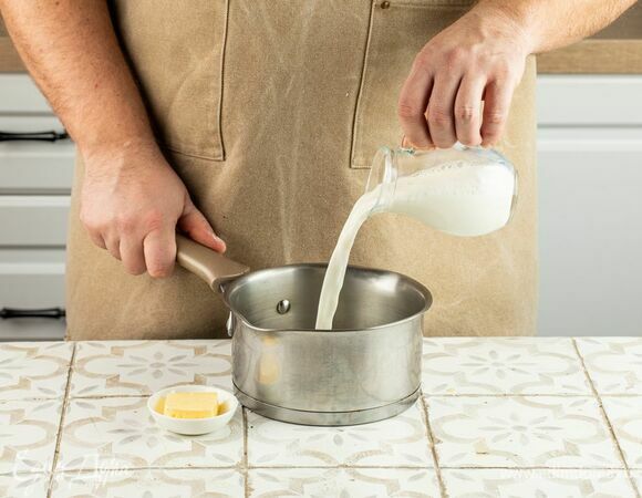 Влейте в сотейник молоко, добавьте сливочное масло. Дождитесь его растворения. Следите, чтобы молоко не кипело.