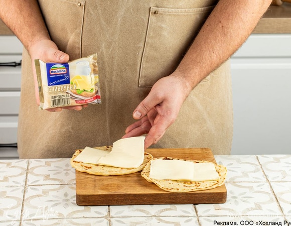 На готовые лепешки положите по ломтику плавленого сыра Hochland «Сливочный». В этих толстых ломтиках еще больше сыра, а значит, еще больше удовольствия! Отправьте лепешку в разогретую до 180°C духовку в режиме «Гриль» на 5 минут.