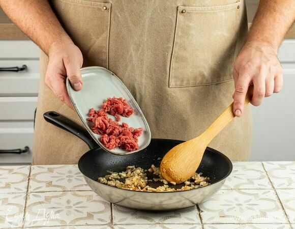 Мелко порубите любимые сыровяленые мясные деликатесы. Затем смешайте их с грибной заправкой.