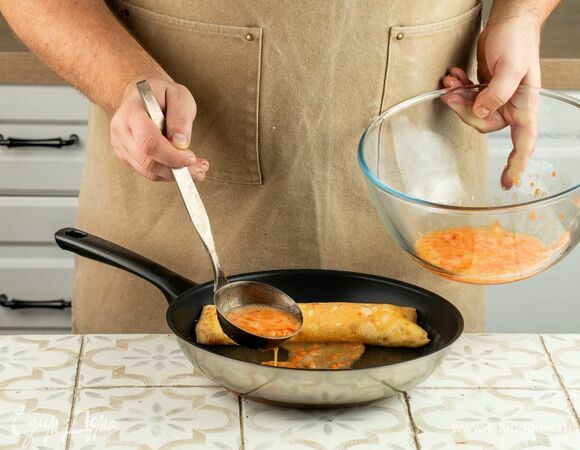 Пододвиньте его на край сковороды. На освободившееся место влейте еще часть яичного теста так, чтобы она стала продолжением рулета. Через пару минут снова сверните и влейте оставшуюся часть смеси.