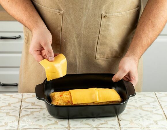 Положите сверху 3 ломтика сыра Hochland «Чизбургер», отправьте в духовку на 2–3 минуты при 180°С.