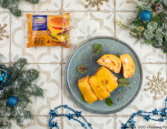 Выложите рулет на тарелку и дайте остыть. После чего аккуратно нарежьте ножом.