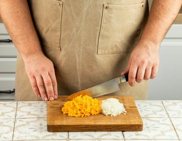 В это время нарежьте мелким кубиком мякоть тыквы и лук.