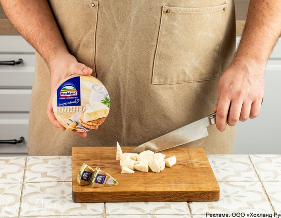 Каждый треугольник сливочного плавленого сыра Hochland разрежьте на 4 части.