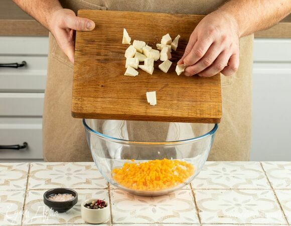 Соедините все ингредиенты, посолите и поперчите.