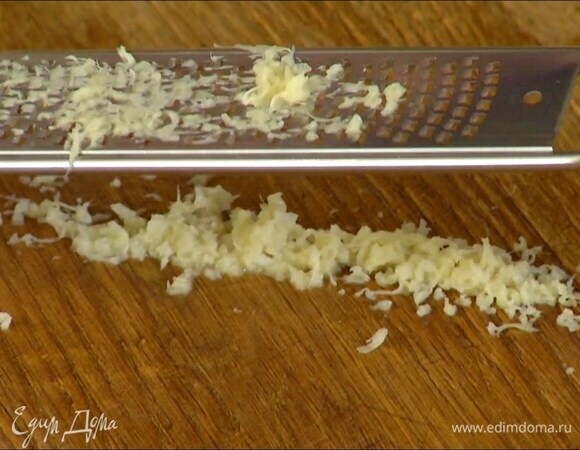 Имбирь почистить, натереть на мелкой терке (должна получиться 1 ч. ложка) и выложить к обжаренным овощам, добавить пасту карри, все посолить, перемешать и слегка обжарить.