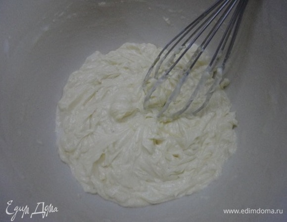 Начинайте с приготовления начинки. В этот раз я использовала творожный сыр. Если у вас творог, то обязательно пробейте его погружным блендером. Яичный белок (1 шт.), манную крупу (1 ст. л.), сахар (2 ст. л.), ванильный сахар (8 г) — все хорошо перемешиваем.